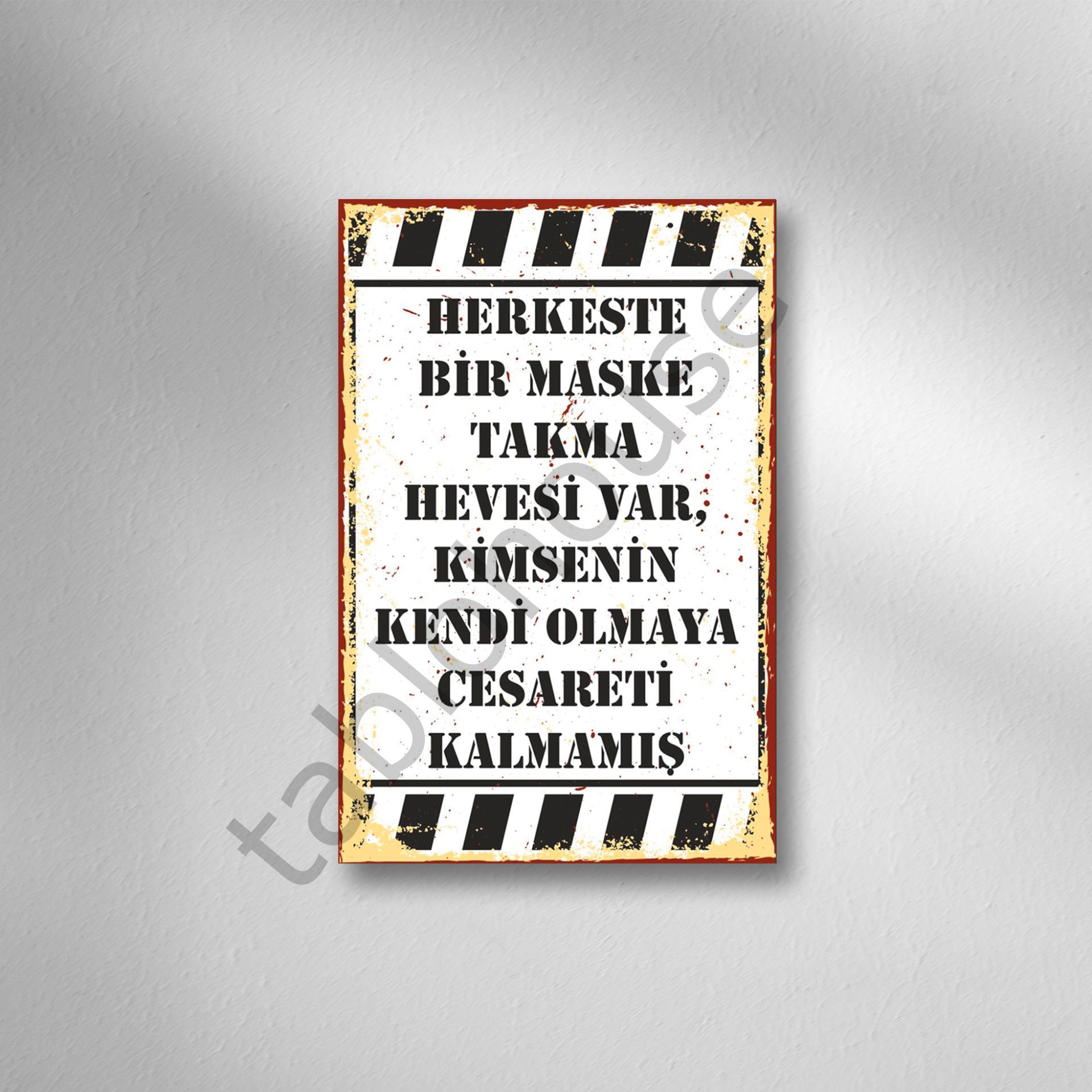 Herkeste Bir Maske Takma Hevesi Var Retro Ahşap Poster