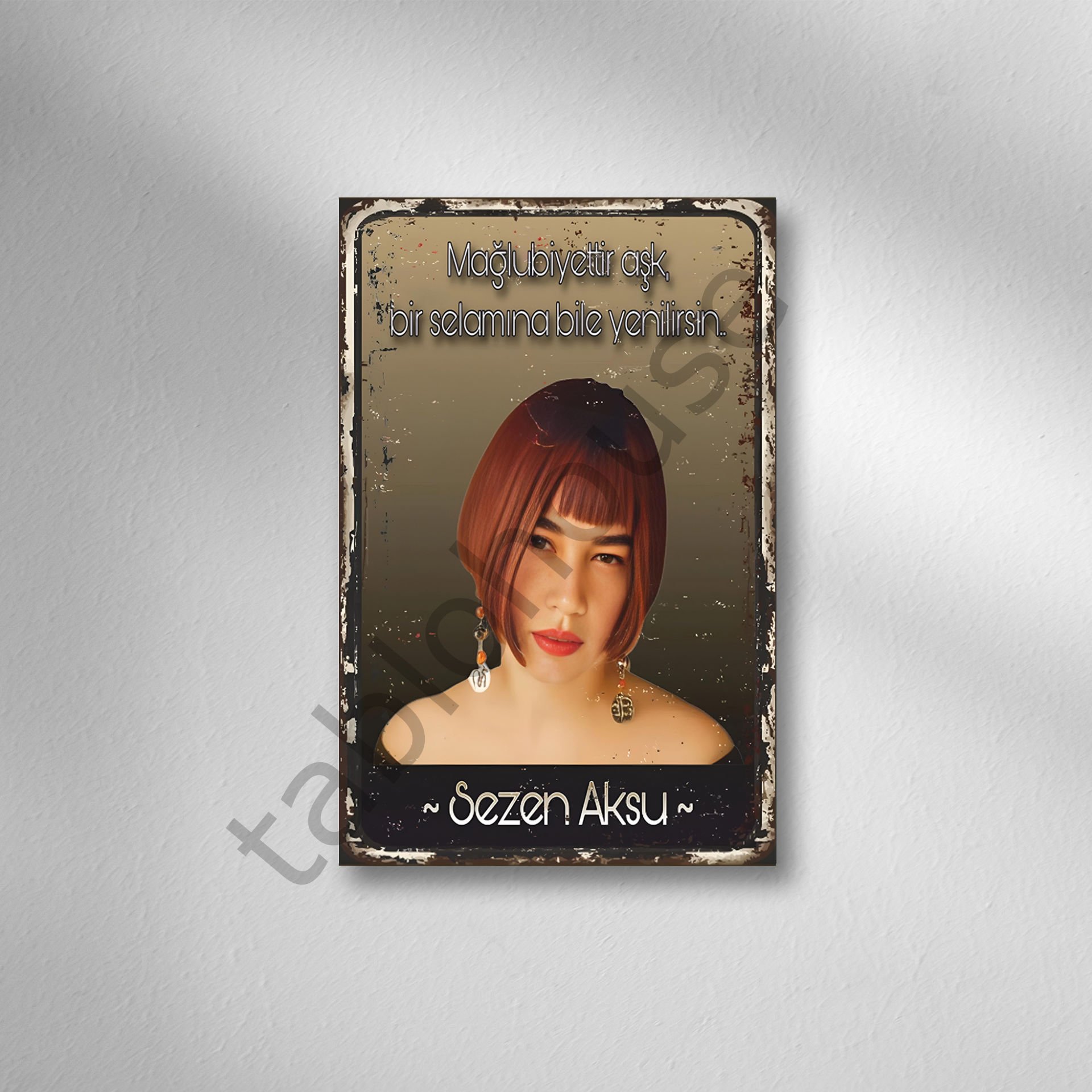 Sezen Aksu ''Mağlubiyettir Aşk Bir Selamına Bile Yenilirsin'' Retro Ahşap Poster